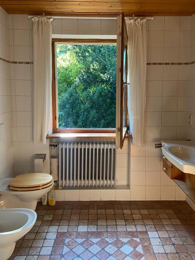 Große Doppelhaushälfte in Pullach - ohne Provision – Bad Ausblick