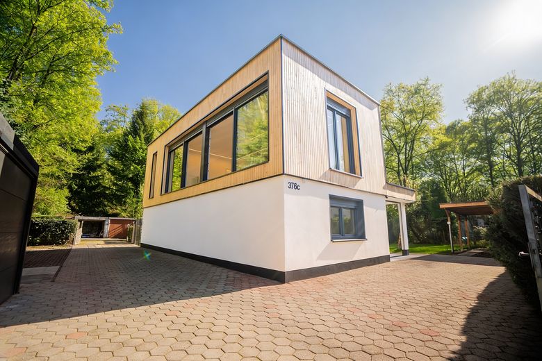 Freistehendes Designhaus am Wald | hochwertig modernisiert , einzugsbereit | 7 Stellplätze – A_Haus_bei_Tag