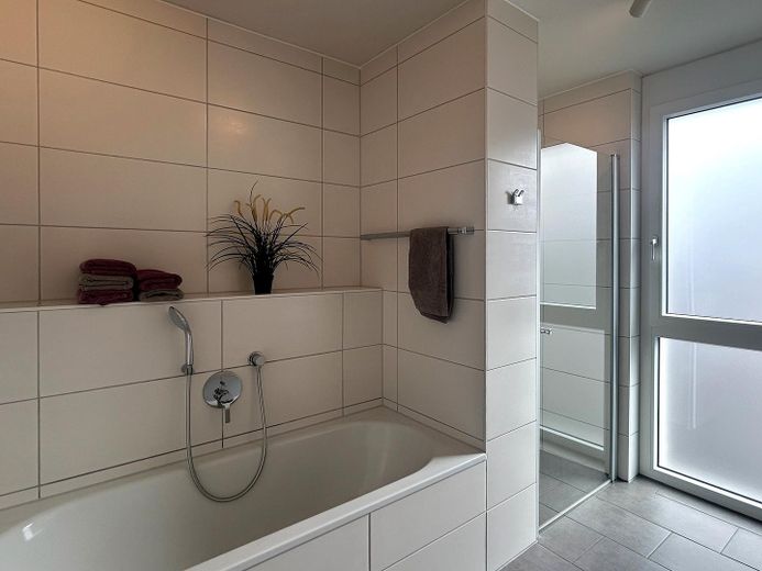 Neuwertige 4-Zimmer-Wohnung am Georgenberg | 2 TG-Stellplätze | Baujahr 2021 | provisionsfrei – Badezimmer Bild 2
