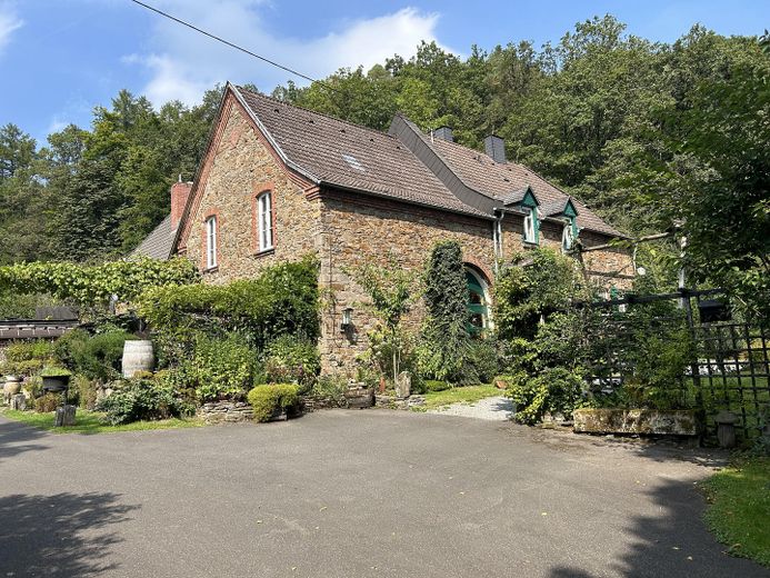 Großes freistehendes Haus mit großem Grundstück in Alleinlage – Eifel – Foto 2