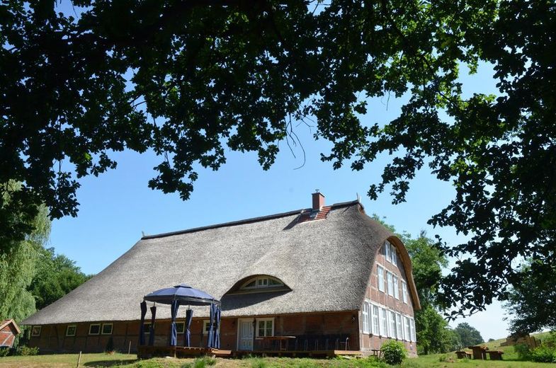 PROVISIONSFREI: Historisches Reetdach-Anwesen am Elbdeich – Denkmalgeschützt – Seitenansicht