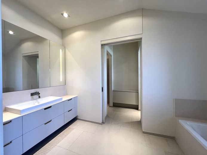 Moderne Obergeschosswohnung mit 2 Balkonen, Tiefgarage und Aufzug im Stadtgartenviertel Hagen – Badezimmer