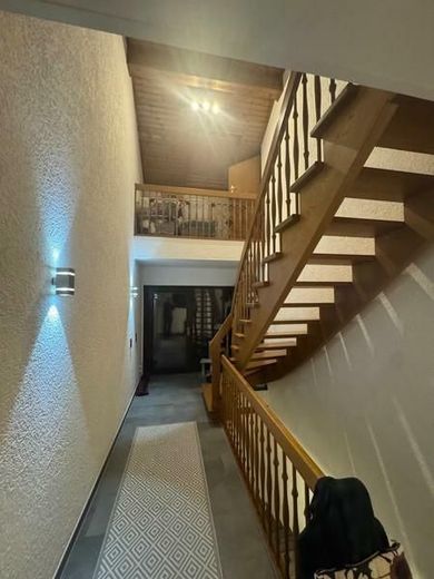 RENDITE - Traumhaus in herrlicher Wohngegend - Airbasenah - WOHLFÜHLHAUS - Alterslose Wohnidee! – 29 Flur mit Treppenhaus und Haupteingang