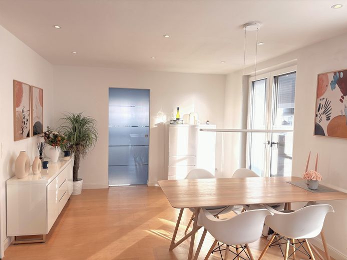 Eklentili, şömineli, bahçeli ve teraslı modern müstakil ev - 260 m²'ye kadar yaşam alanı – Wohnzimmer