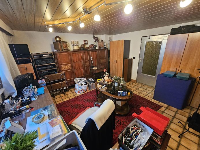 Piękny dom w stylu bungalowu z ogrodem i dużym garażem – Zimmer im Keller