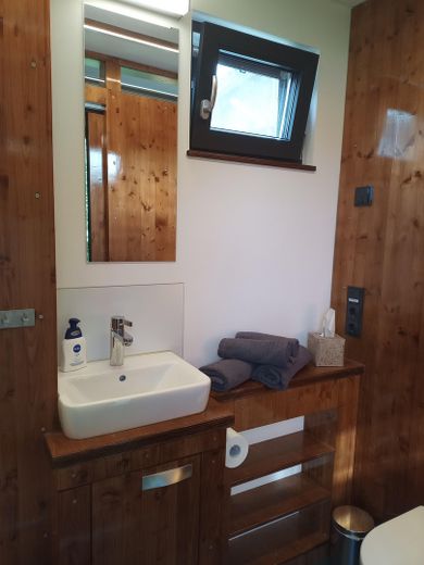 Kiralık arsa üzerinde kullanıma hazır, yüksek kaliteli konteyner Tiny House (ana ikametgâh olarak kullanılabilir) – Bad