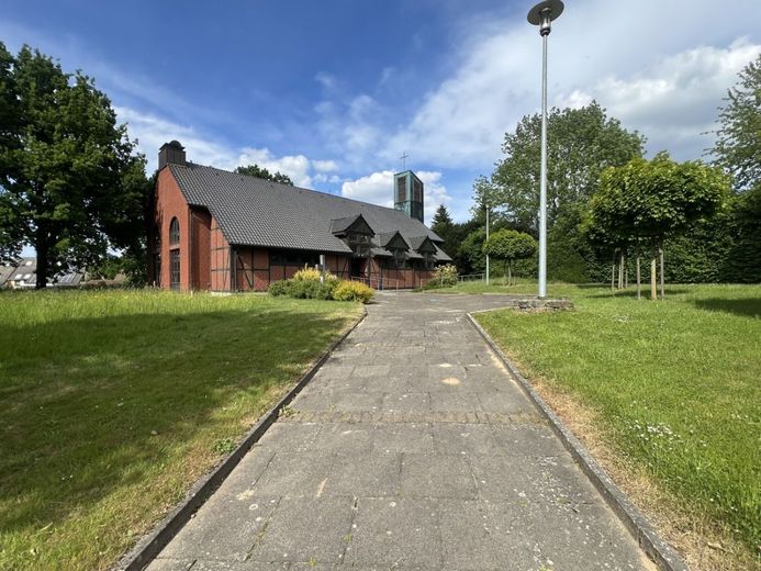 Beleuchteter Gehweg