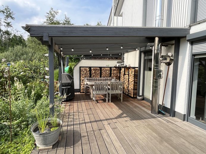 Jasne wnętrza na trzech poziomach – Terrasse 1