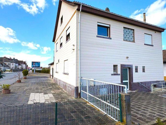 Zwei Häuser, viele Möglichkeiten: Bungalow & vielseitig nutzbares Zweithaus auf großem Grundstück – Hofansicht