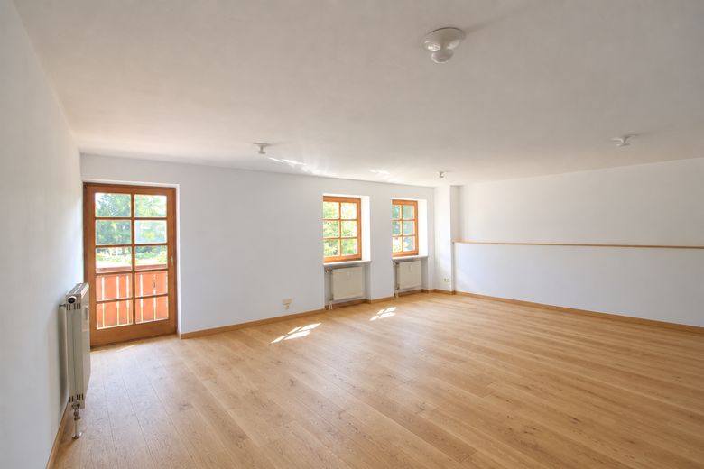 Top location! Beautiful office directly at Max-Josefs-Platz. Balcony & mountain views. No commission! – KI-Impression mit Eicheparkett