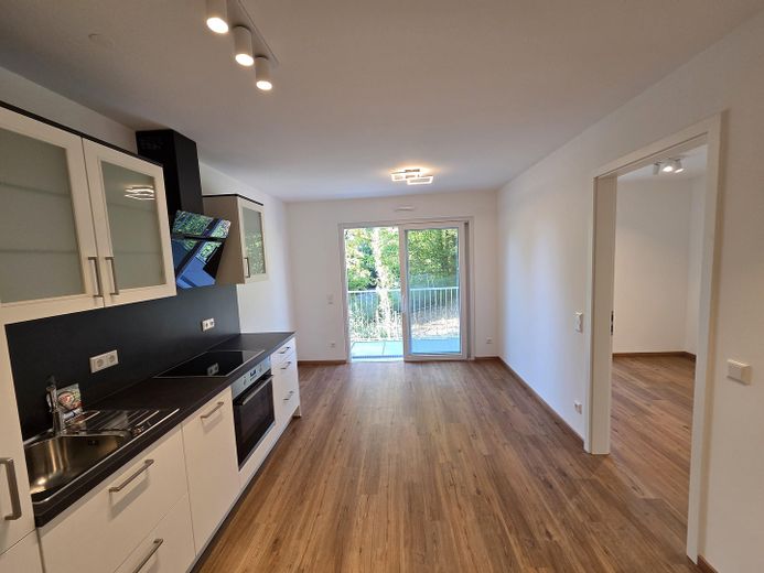 Neubau - Erstbezug - sofort verfügbar! Exklusive 2-Zi-Wohnung mit EBK und Balkon sowie Tiefgarage – Wohm-/ Essbereich