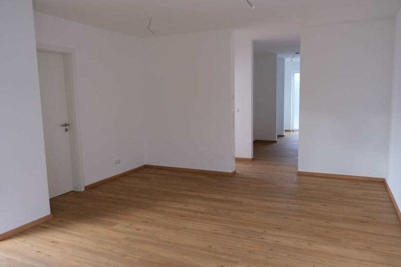 شقة بمساحة 71 m² - مشرقة، عالية الجودة، مميزة – Wohnraum mit Blick in Flur