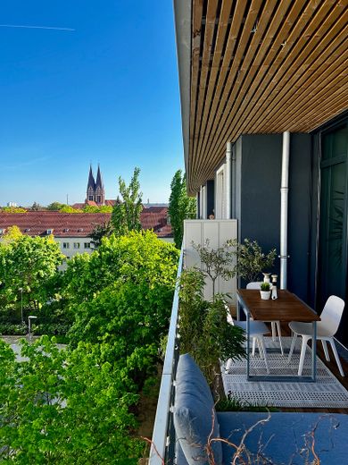 Viel Platz für den Alltag in dieser modernisierten 4-Zimmer-Loftwohnung in Lichtenberg – Aussicht Sommer