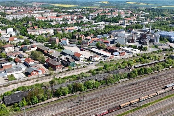 İstasyonun yanında konumlanmış eski yapı bulunan ticari arsa