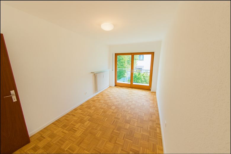 Wohnen wie im eigenen Haus: 6,5-Zi.-Maisonette, 195 m² mit Weitblick, ruhige Waldrandlage in Leimen – Zimmer mit Balkonzugang