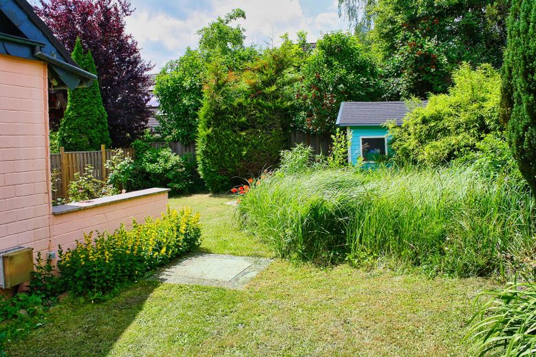 Villa unifamiliare ben tenuta con garage doppio su terreno soleggiato – Hinter dem Haus