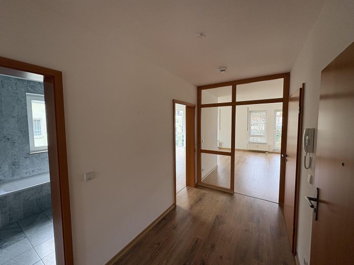 Flur zur Küche und WZ