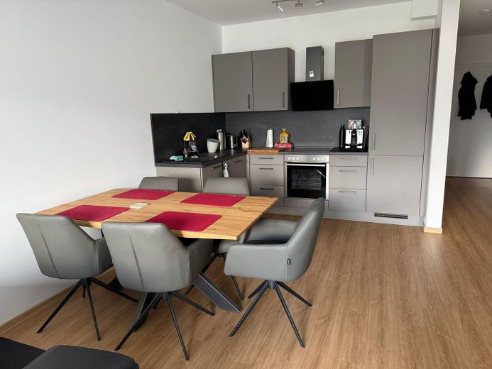 Schöne 2-Zimmer Wohnung mit Balkon im Neubau – Küche u. Essplatz