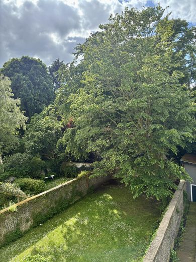 Provisionsfrei - wunderschöne, vermietete Altbauwohnung m. 3 Zimmern, heller Wohnküche, Balkon – Garten