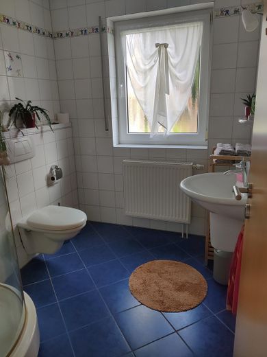 Gäste-WC mit Dusche