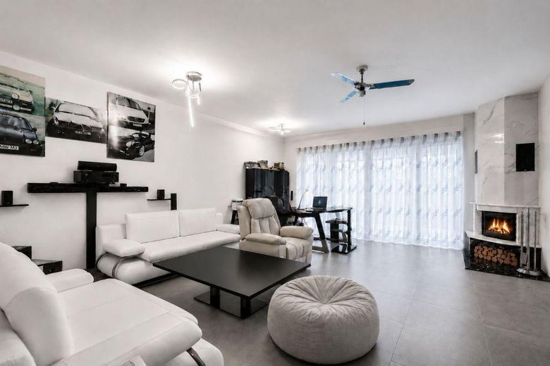 127 m² PRIVATES WOHNEN MIT EIGENEM POOL & GARTEN – 2 GARAGEN + 1.920 € KALTMIETEINNAHMEN – Hochparterre Wohnzimmer