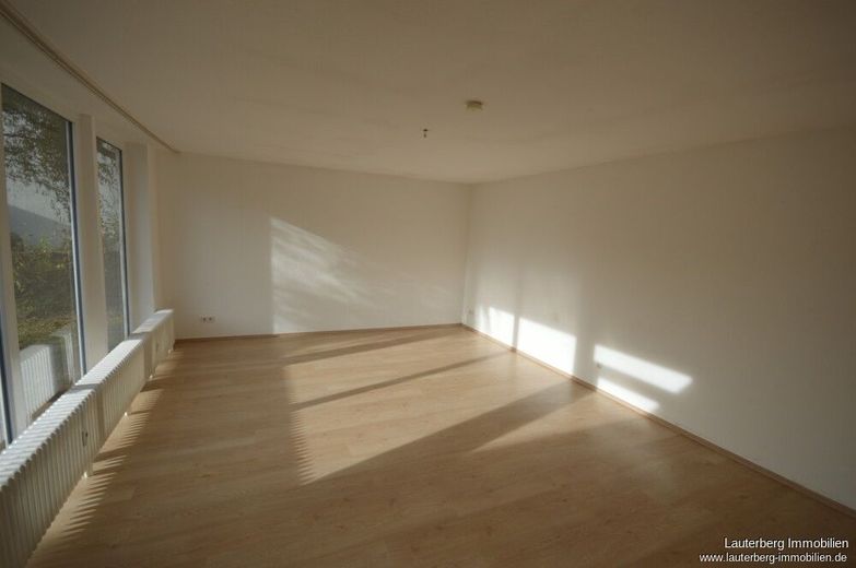 Viel Platz, viele Möglichkeiten: *Barrierefreier Bungalow* mit Einliegerwohnung in Geismar – Wohnzimmer
