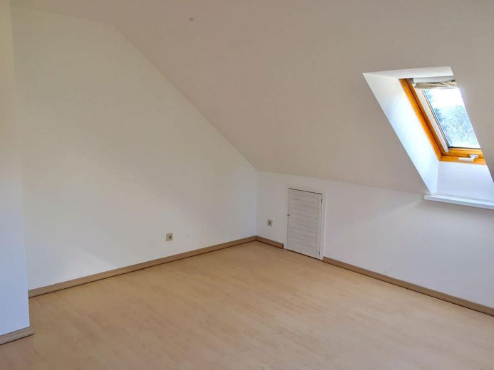 Casa unifamiliar con vivienda independiente - Inversión de capital - VENTA PRIVADA – DG Schlafzimmer II