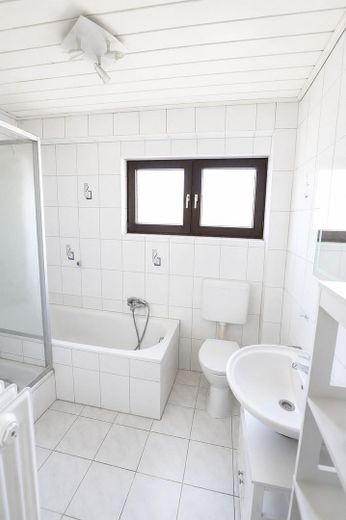 großzügige 3 Zimmer Wohnung mit Balkon – Bad
