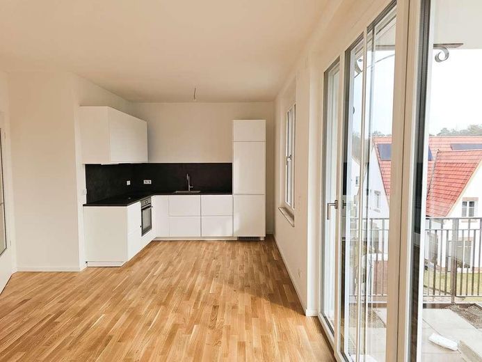 Neubau 3-Zimmer-Wohnung mit Fußbodenheizung, EBK, Balkon, Tiefgarage – Wohnzimmer