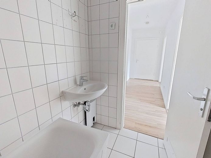 Einziehen und für den Herbst einkuscheln - mit einem KALTMIETERLASS: 3-Zimmer-Wohnung mit BALKON in fußläufiger Nähe zum Kanal – Ansicht II: Bad