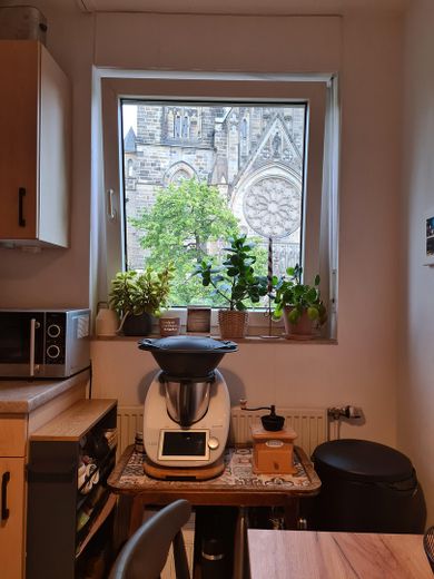 Schöne 3-Zimmer Wohnung in Top-Lage mit Balkon und PKW-Stellplatz, Eigennutzung o. Kapitalanlage! – Küche mit schöner Aussicht