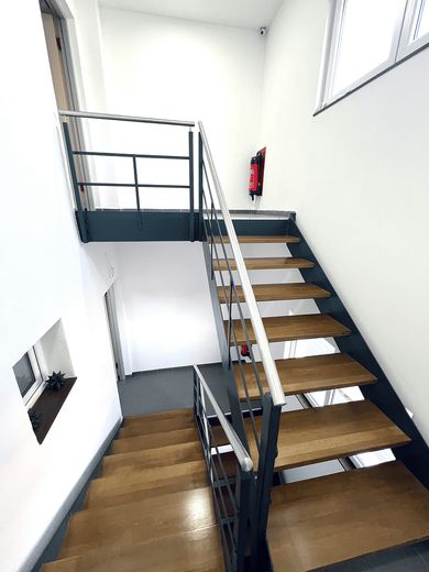 Straubing yakınlarında 11 konut birimli apartman – tamamen kiralanmış ve komisyonsuz – Treppenhaus