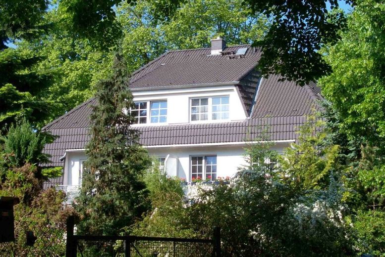 Komfortowe mieszkanie własnościowe w topowej lokalizacji w Falkensee – Hausansicht Karl-Liebknecht-Straße im Sommer