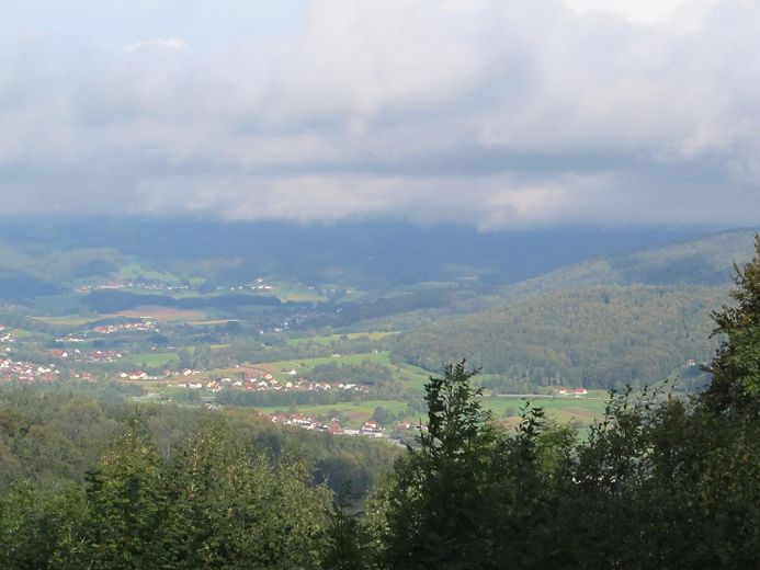 Sonniges Haus, 3 kpl. Wohnungen, Alleinlage, unverbaubarer Fernblick, Urlaubsregion Sonnenwald – Fernsicht ins Tal und in Berge