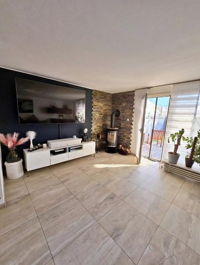 Von PRIVAT: Familienfreundliches Mittelreihenhaus mit Garten & 2 Stellplätzen in Ahrensburg – Wohnzimmer mit Kamin