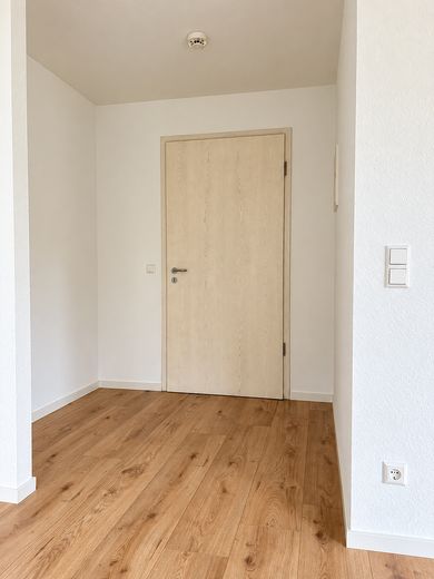 Lichtdurchflutete 2,5-Zimmer-Wohnung mit Loggia und Blick ins Grüne – EINGANG MIT GARDEROBENBEREICH