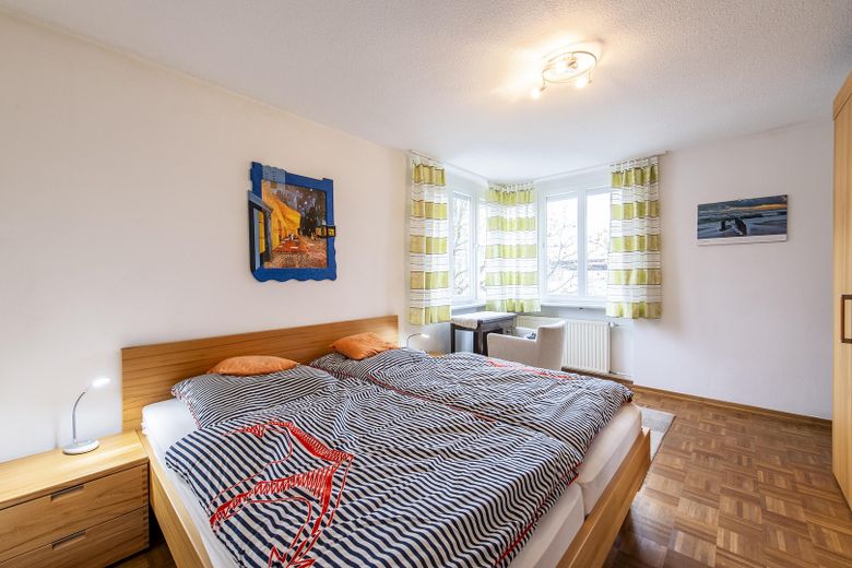 Schöne, helle 2-Zimmer-Wohnung mit Tageslichtbad und Balkon sowie Tiefgarage – Schlafzimmer