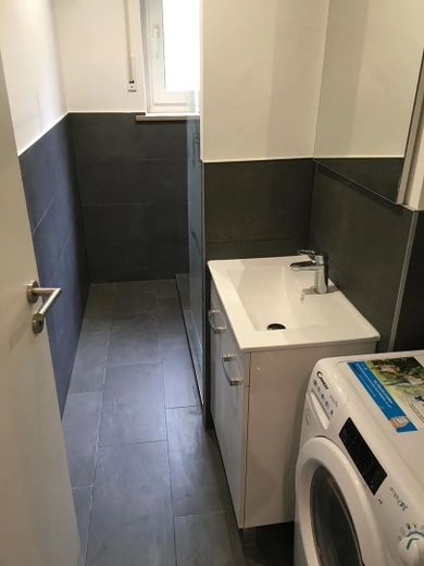 Sofort bezugsfertiges WG-Zimmer in sympathischer WG / Solothurnerstraße 28 / EG / WE17 / Zi.1 – Badezimmer