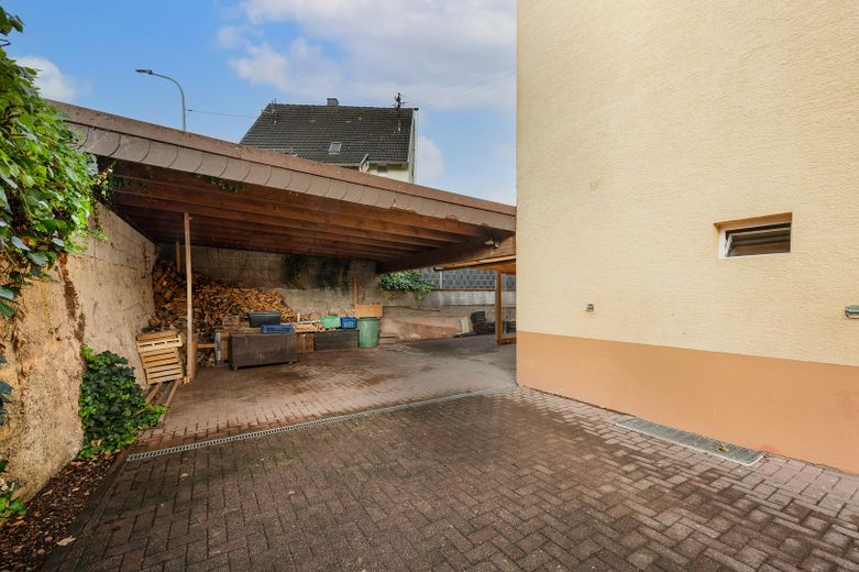 Großes Wohnhaus zur Nutzung als ZFH, Mehrparteivermietimmobilie oder Mehrgenerationenhaus – Hofeinfahrt und Carport links