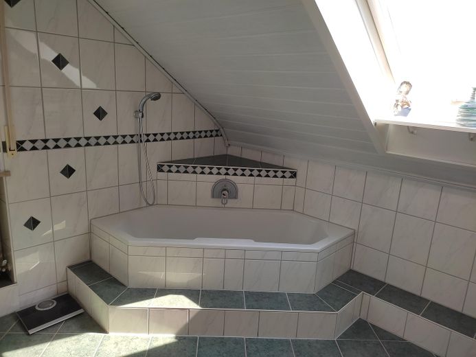 Ein schönes Zuhause in Südhanglage. – Hauptbad Obergeschoß