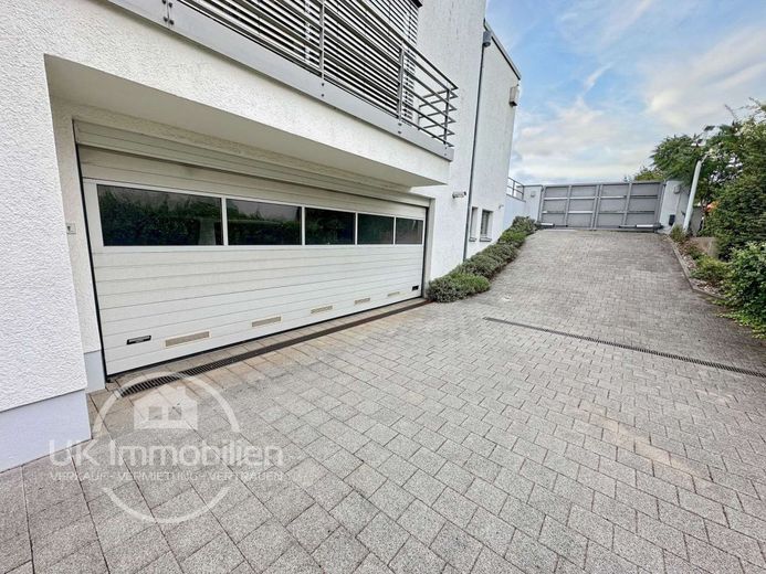 Unikat-Luxushaus mit Aufzug, Klima, Sauna, hausinterner Garage und und und – Zufahrt hausinterne Garage