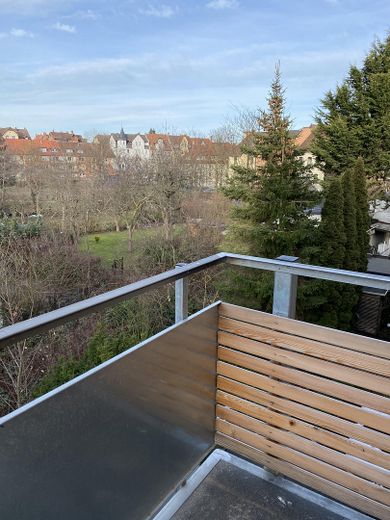 Apartamento con balcón, apto para piso compartido, 4 habitaciones, dúplex, cerca de la estación – Balkon