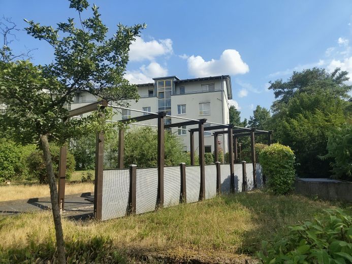 Commission-free | 3-room ground floor apartment, terrace & underground parking | Energy efficiency class B & district heating | Dresden commuter belt – Gebäudekomplex