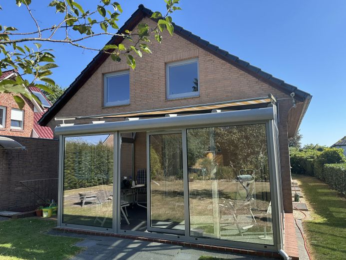 Provisionsfrei: Freistehendes Einfamilienhaus mit 154 m² Wohnfläche und Wintergarten in Reinbek – Rückseite mit Wintergarten
