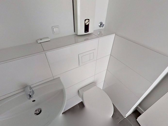 Moderno apartamento de 2 habitaciones con terraza privada y bañera en el sur de Burgdorf – Ansicht II: Bad