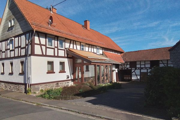 Fachwerkhaus mit Nebengebäude Garten und Brunnen