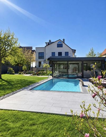 Villa urbana con estilo, tecnología moderna y confort exclusivo – Pool