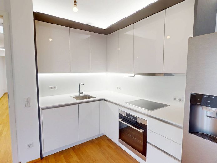 Appartamento di nuova costruzione di 3 locali in posizione centrale con BALCONE e cucina componibile nel nord-ovest di Friedrichshain – Küche