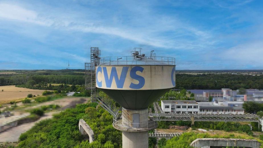 Provisionsfrei! Nähe A14 Vielseitiges Gewerbeareal auf 41.440m² mit Bunkeranlagen in Schönebeck – Suedluftansicht Wasserturm nah