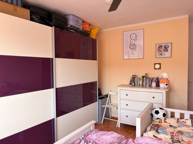 Helle 3-Zimmer-Wohnung mit Südost-Balkon, TG-Stellplatz in Bahnhofsnähe in Esting – Schlafzimmer